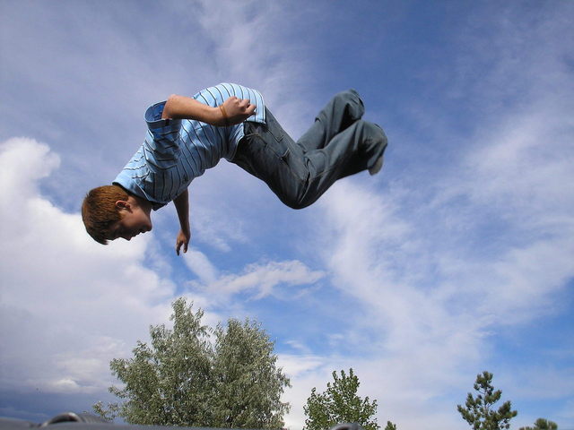 dítě skákající na zahradní trampolíně