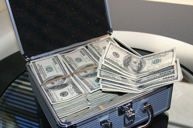 peníze a kufr